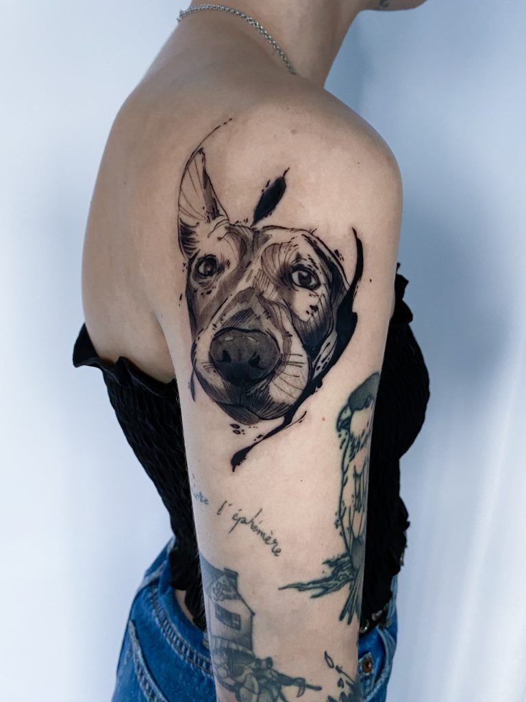 Portrait chien tatouage épaule